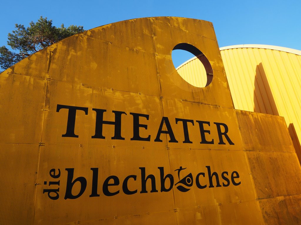 Das gelbe Theater “Die Blechbüchse”